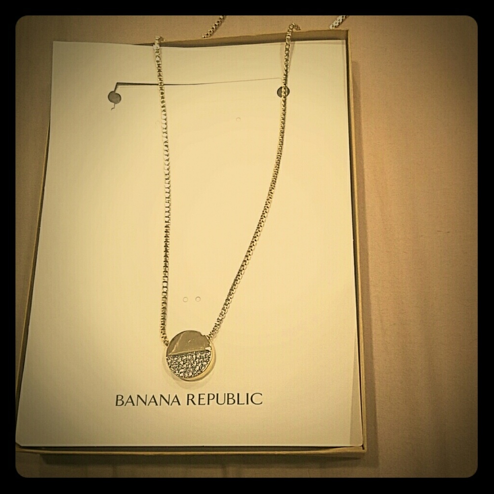 Long Banana Republic necklace